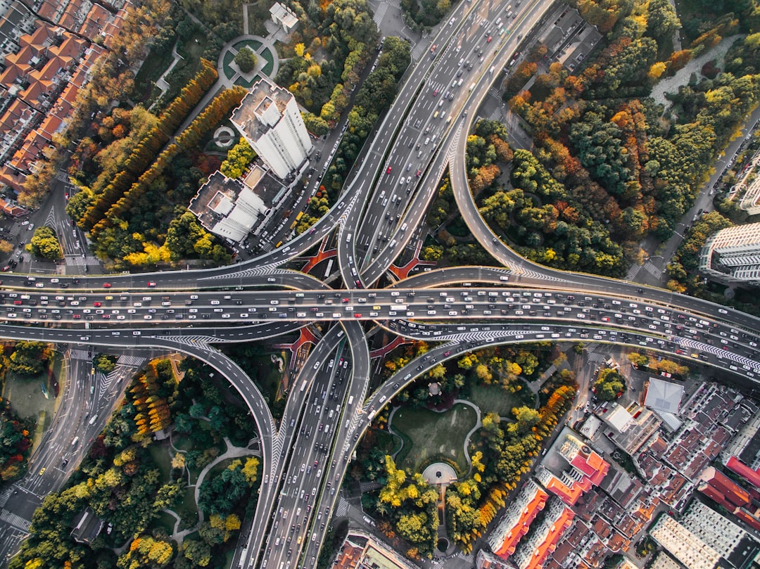 Vista aérea de infraestructura vial y movilidad, imagen conceptual para TRACKGLOBAL